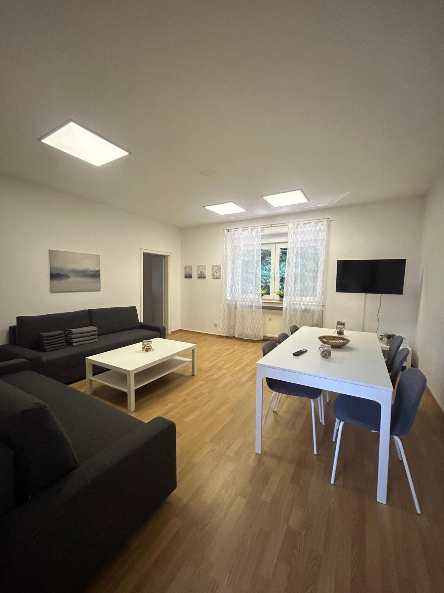 Gemuetliche - Voll Ausgestattet, Zentral Aber Ruhig ! Appartement